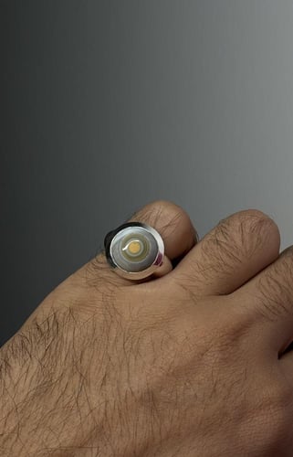 سليماني هندي اطواق وعين صفراء