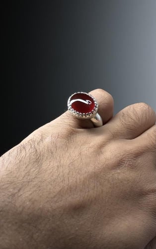 أحمر قاني مائي صافي