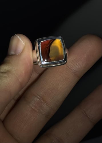 أصفر منوصف زعفراني زجاجي