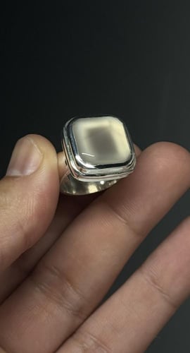 أبيض ثلجي زجاجي