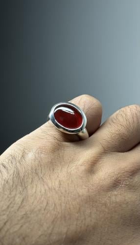 أحمر زجاجي بقع على السطح