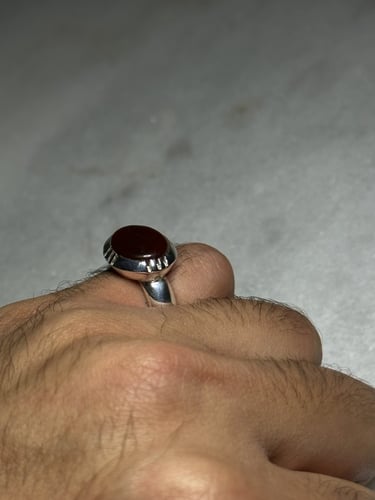 أحمر ياقوتي زجاجي مجزع