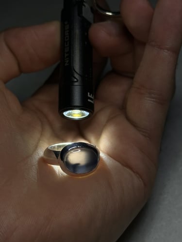 سماوي زجاجي بطن شجري