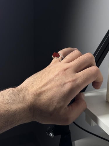 أحمر مترش بأسنان