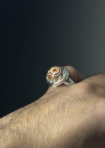 هندي عينين بنقط وطوق