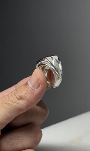 أحمر زجاجي زعفراني جميل