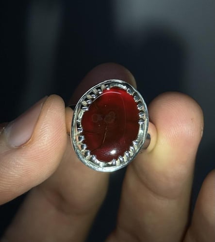 أحمر غامق زجاجي مزعفر