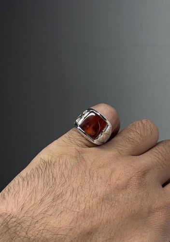 أحمر زجاجي زعفراني جميل