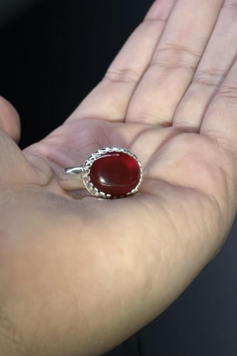 أحمر قاني زجاجي