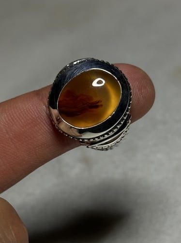 أصفر زعفراني زجاجيه