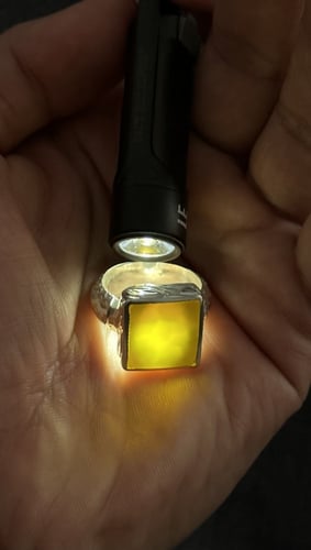 اصفر ليموني مربع | نقش بدون تكحيل