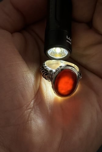 أحمر زجاجي | نقش يدوي