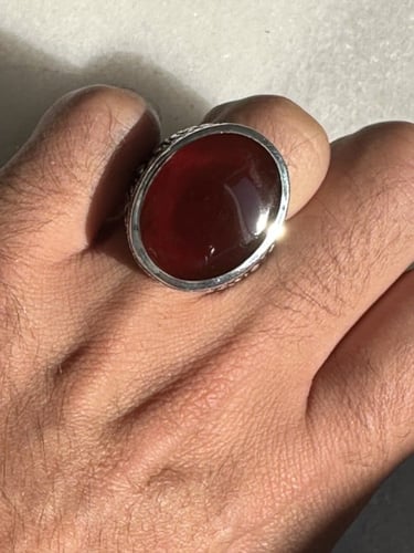 أحمر داكن صافي