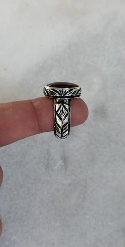 أحمر زجاجي مائي | نقش يدوي