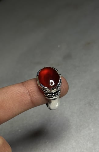 أحمر زجاجيه بطوق