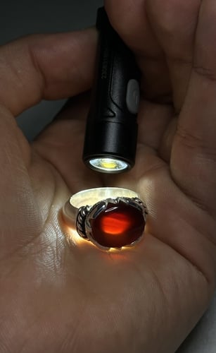 أحمر زجاجيه بطوق