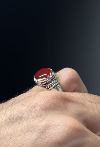 أحمر ملكي بطوق