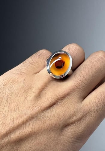 أصفر زجاجي بعين زعفرانيه