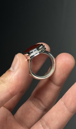 أحمر زجاجي دائري