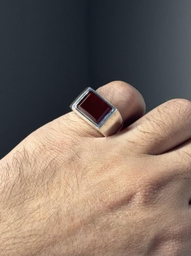 أحمر ياقوتي زجاجي مترش