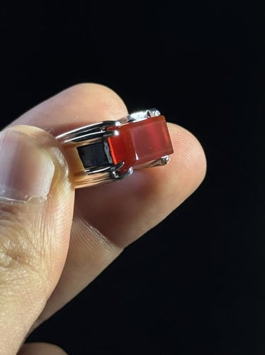 أحمر مترش بأسنان