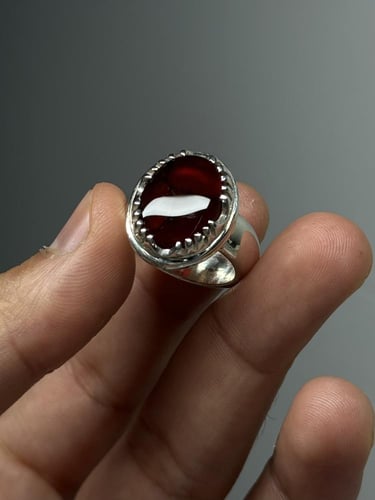 أحمر غامق زجاجي مزعفر