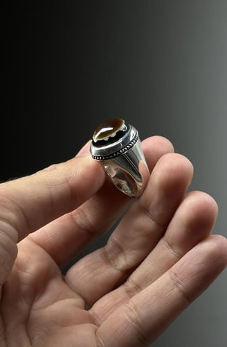 بقراني اسود بطن احمر عينه بدمعه