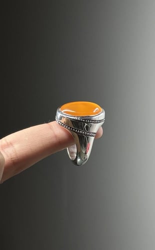 أصفر زجاجيه مائيه عاليه جداً