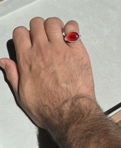 أحمر زجاجيه مائيه طرف زعفراني