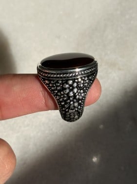 أحمر داكن صافي