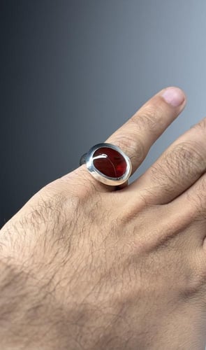 أحمر زجاجي مجزع زعفراني