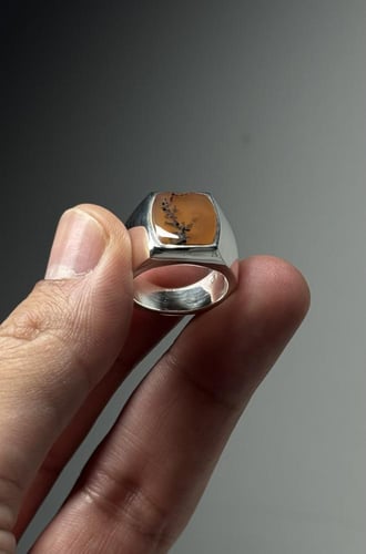 أصفر زجاجي شجري