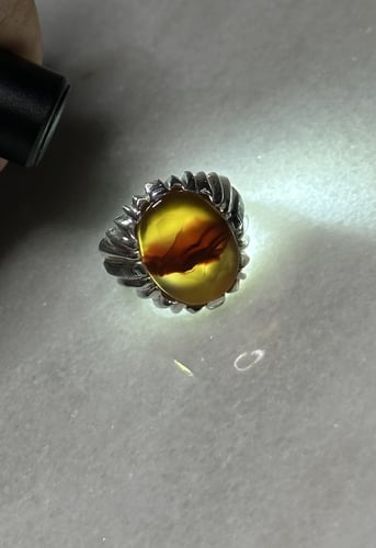 أصفر زجاجي خط زعفراني في المنتصف