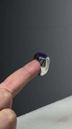 بنفسجي غامق زجاجي