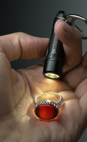 أحمر شوائب طرفيه في السطح