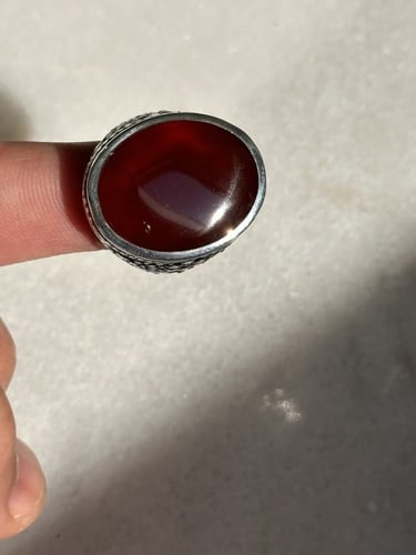 أحمر داكن صافي