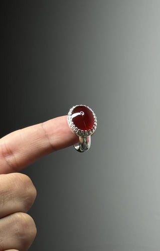 أحمر قاني مائي صافي