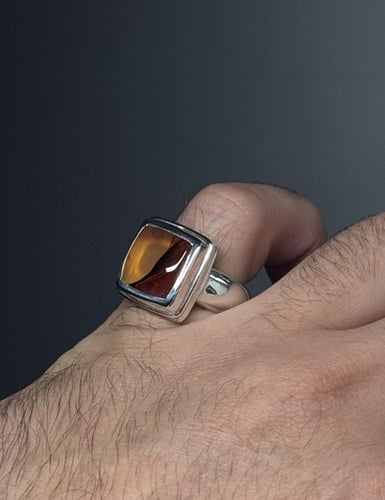 أصفر منوصف زعفراني زجاجي