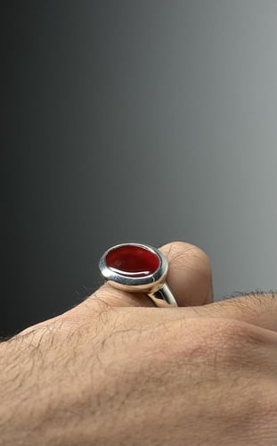 أحمر زجاجي بقع على السطح