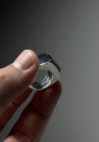 أحمر قاني زجاجي