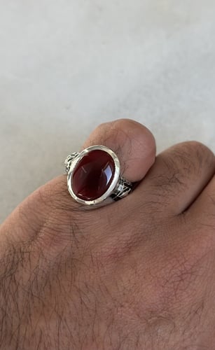 أحمر زجاجي | نقش يدوي