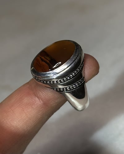 زيتي زجاجي قاعده زعفرانيه على السطح