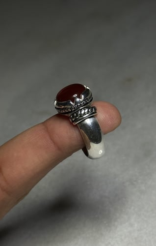 أحمر زجاجيه بطوق