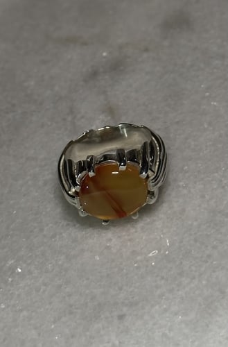 أصفر زعفراني عرض