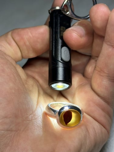 أصفر زجاجي عين زعفرانيه