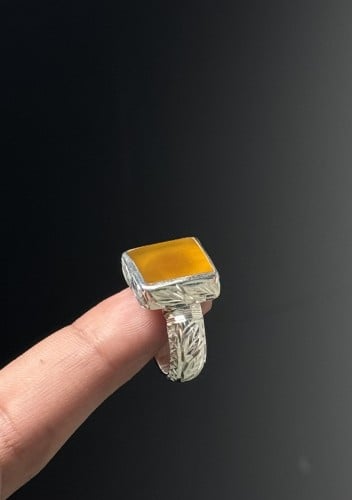 اصفر ليموني مربع | نقش بدون تكحيل