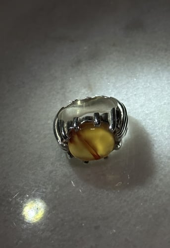 أصفر زعفراني عرض