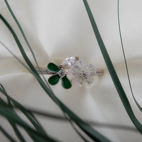 طقم فضة حريمي مع الصدف الأنيق وأحجار الزركون