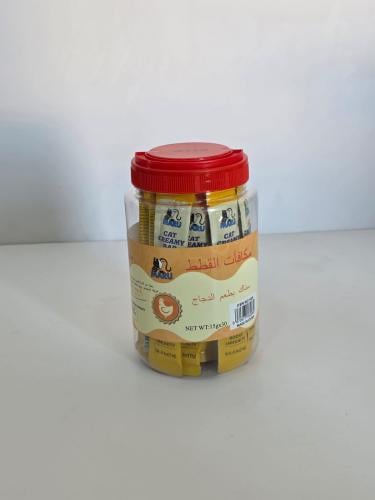 مكافآت كريمية للقطط بنكهة الدجاج.