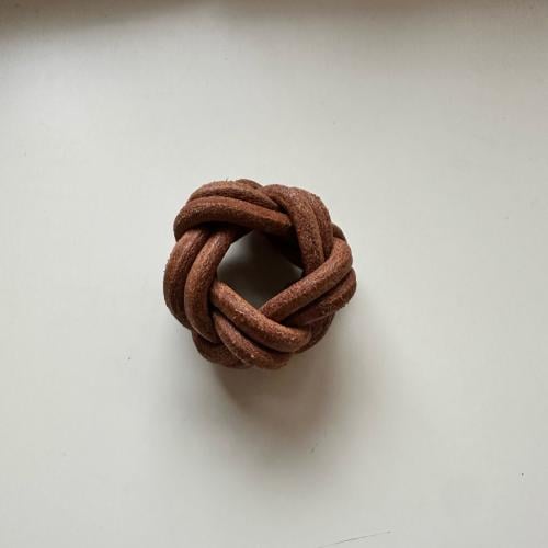 عقدة منديل قائد جلد